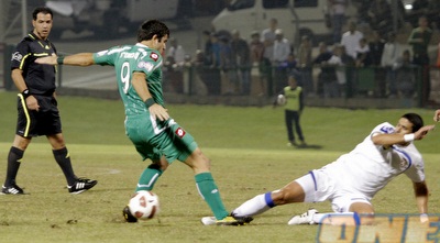 מור דהן גולש לרגליו של ולדימיר דבאלשווילי (יוסי ציפקיס)