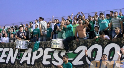 אוהדי מכבי חיפה דוחפים את קבוצתם באשקלון (יוסי ציפקיס)