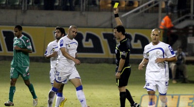 ערן לוי מקבל כרטיס צהוב (יוסי ציפקיס)