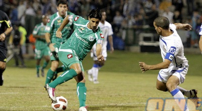 ליאור רפאלוב מנסה לחלוף על-פני יניב אלול (יוסי ציפקיס)