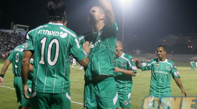 שחקני מכבי חיפה חוגגים עם ליאור רפאלוב את השער השני (יוסי ציפקיס)