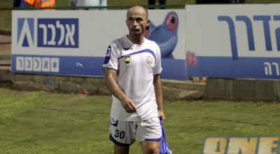 זוראב מנטשאשווילי יורד מהמגרש לאחר שהורחק (יוסי ציפקיס)