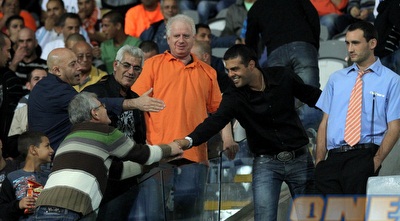 אוהדי בני יהודה לוחצים יד לגיא לוזון (שי לוי)