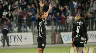 ברק בדש חוגג עם נג´ובו בסגנון של איברהימוביץ´ (מור שאולי) ברק בדש חוגג עם נג´ובו בסגנון של איברהימוביץ´ (מור שאולי)