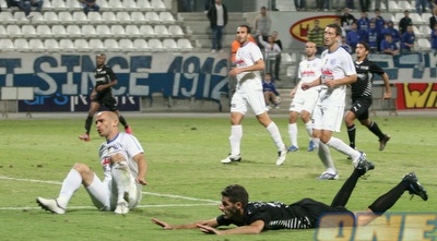 אוזן עוצר את חמו שמחליק על הגחון (מור שאולי) אוזן עוצר את חמו שמחליק על הגחון (מור שאולי)