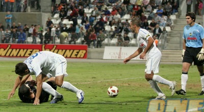 לבקוביץ´ מסתכל על ההגנה שלו מרחיקה את הכדור (מור שאולי) לבקוביץ´ מסתכל על ההגנה שלו מרחיקה את הכדור (מור שאולי)