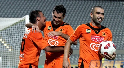 פדרו גלבאן עם אביב חדד ופיני בלילי לאחר השער (שי לוי)