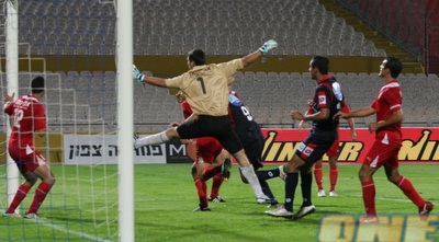 דנלק´ה כובש את היתרון השני של קבוצתו (משה חרמון)