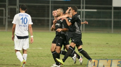 חסארמה והחבר´ה חוגגים את כיבוש הפנדל (מור שאולי) חסארמה והחבר´ה חוגגים את כיבוש הפנדל (מור שאולי)