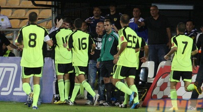 שחקני בית&qout;ר מברכים את חן עזריאל (עמית מצפה) שחקני בית&qout;ר מברכים את חן עזריאל (עמית מצפה)