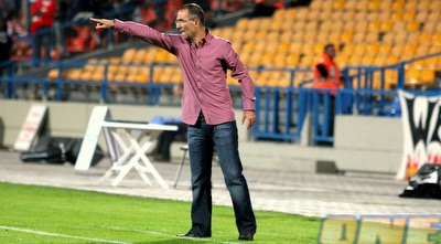 צמח מנסה לתת הוראות לשחקניו (משה חרמון)