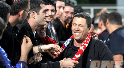 קלינגר חוגג עם האוהדים (יניב גונן) קלינגר חוגג עם האוהדים (יניב גונן)