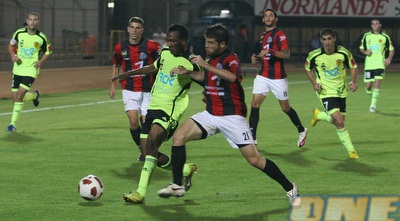 סמואל יבואה מול אושרי רואש. ממתין ל-ויזת העבודה שלו (עמית מצפה)