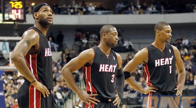 ווייד, לברון ובוש בהלם במהלך המשחק מול דאלאס (רויטרס)