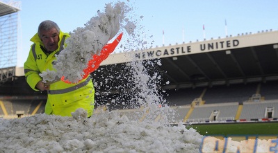 אוספים את השלג בסנט ג´יימס פארק. שם יודעים מה לעשות (רויטרס)