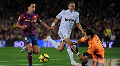 צ´אבי מול קסיאס ופפה. מכתיב את קצב המשחק (GettyImages)