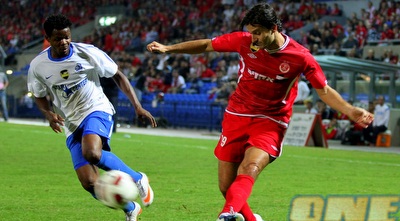 דדי בן דיין מגביה את הכדור, עמנואל סארקי מגיע לסגור (שי לוי)