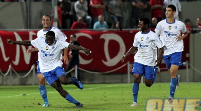 סטפן קינג חוגג את שער היתרון עם עמנואל סארקי, עדן בטיט וניר ביטון (שי לוי)