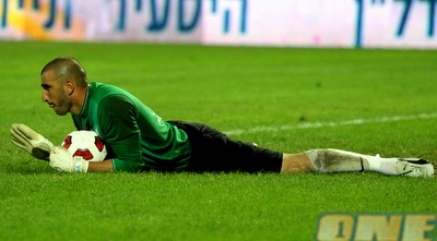 יוסי שקל קולט את הכדור. משחק מצויין של שוער אשדוד (שי לוי)