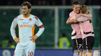 טוטי מאוכזב על רקע שחקני פאלרמו שחוגגים את הניצחון (GettyImages)