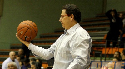 ענבר. אחרי הניצחון, הכדור בידיים שלו (משה חרמון)