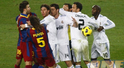 קרלס פויול נדחף על ידי סרחיו ראמוס (רויטרס) קרלס פויול נדחף על ידי סרחיו ראמוס (רויטרס)