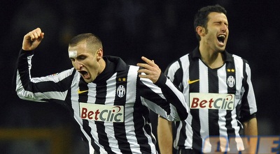 קייליני וגרוסו עם החולצה הבעייתית. אופ&qout;א עשויה להתערב (רויטרס)