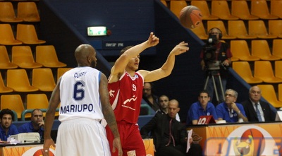 מקל מוציא כדור מול קארי לעיני מעט צופים במלחה (גיא בן זיו) מקל מוציא כדור מול קארי לעיני מעט צופים במלחה (גיא בן זיו)