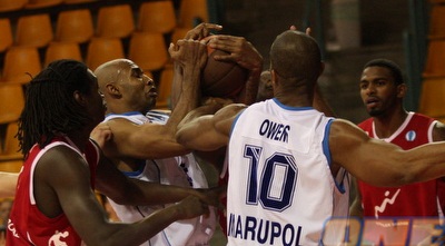 אלכסנדר זוכה בכדור מתחת לסל. גלבוע/גליל חוזרת למשחק (גיא בן זיו) אלכסנדר זוכה בכדור מתחת לסל. גלבוע/גליל חוזרת למשחק (גיא בן זיו)