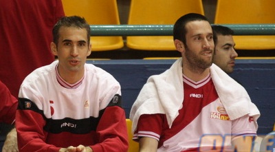 יבזורי וגורדון על הספסל. הימני קלע 19 מהספסל (גיא בן זיו) יבזורי וגורדון על הספסל. הימני קלע 19 מהספסל (גיא בן זיו)