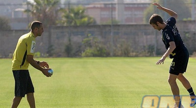 ייני מתאמן על מכשיר הבוסו בעקבות הפציעה (ליאור טימור)