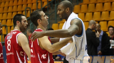 אבישי גורדון ואלכסנדר (גיא בן זיו)