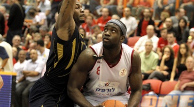 סטפון ברדפורד צמוד לאדריאן אוטר. הבקעה חוזרת (יוסי ציפקיס)