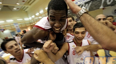 אדריאן אוטר מאושר. חגג דאבל-דאבל על האקסית (יוסי ציפקיס)