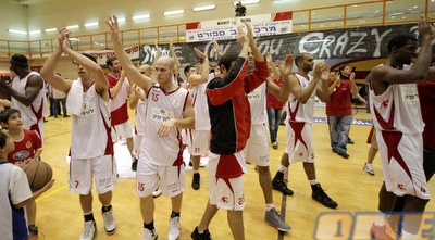 שחקני הפועל ת&qout;א חוגגים ניצחון תשיעי רצוף (יוסי ציפקיס)