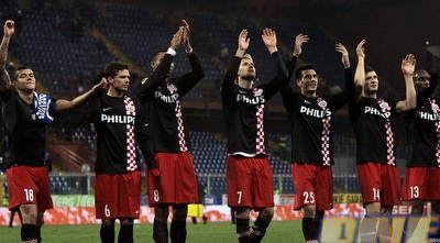 שחקני איינדהובן חוגגים ניצחון (רויטרס)