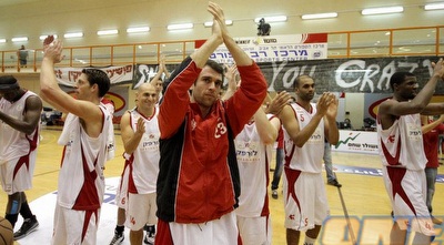 שחקני הפועל ת&qout;א חוגגים בסיום (יוסי ציפקיס)