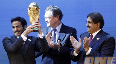 המשלחת הקטארית עם הגביע. בארה&qout;ב מאוכזבים (רויטרס) המשלחת הקטארית עם הגביע. בארה&qout;ב מאוכזבים (רויטרס)