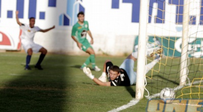 עטיה כובש. קליימן רואה כדור ברשת (יוסי ציפקיס) עטיה כובש. קליימן רואה כדור ברשת (יוסי ציפקיס)