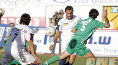 כנפו מנסה להכניס כדור ללימה (יוסי ציפקיס) כנפו מנסה להכניס כדור ללימה (יוסי ציפקיס)