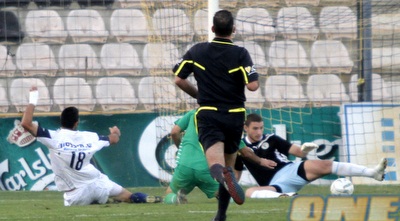 קליימן וסיימון עוצרים את רז כהן. אין פה פנדל, עמר קרוב (יוסי ציפקיס) קליימן וסיימון עוצרים את רז כהן. אין פה פנדל, עמר קרוב (יוסי ציפקיס)