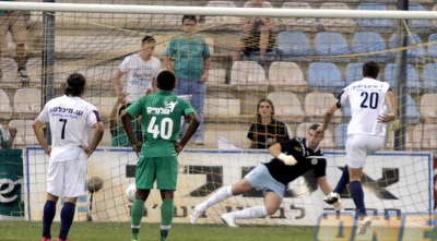 זיו כובש את הפנדל מול קליימן שיכול רק להבית על הכדור (יוסי ציפקיס) זיו כובש את הפנדל מול קליימן שיכול רק להבית על הכדור (יוסי ציפקיס)