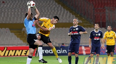 לבקוביץ´ עולה לכדור גובה (שי לוי)