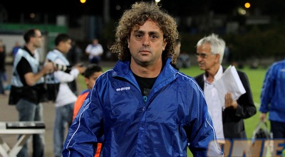 ראובן עטר. עובד עם הקבוצה על מצבים נייחים (שי לוי)