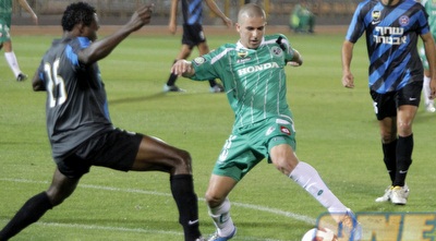 עידן ורד מנסה לעבור (יוסי ציפקיס)