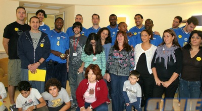 שחקני מכבי בבית החולים שניידר (מור שאולי) שחקני מכבי בבית החולים שניידר (מור שאולי)