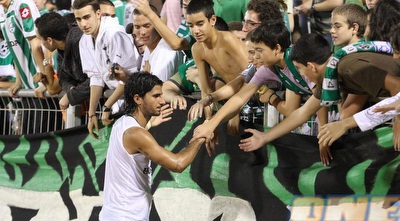 ליאור רפאלוב מקבל אהבה מאוהדי מכבי חיפה (עמית מצפה)