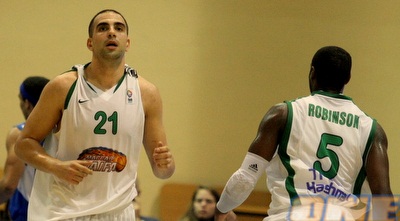 רובינסון וכדיר חוגגים יתרון בירידה להפסקה (משה חרמון)