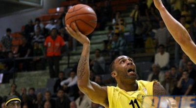 וושהאם צופה על טרוויס עולה מול גריפין (מור שאולי)