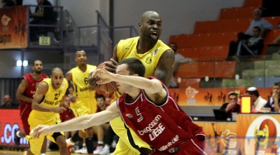 כריס ווטסון נאבק מול קולט בדרך לעוד סל (מור שאולי)